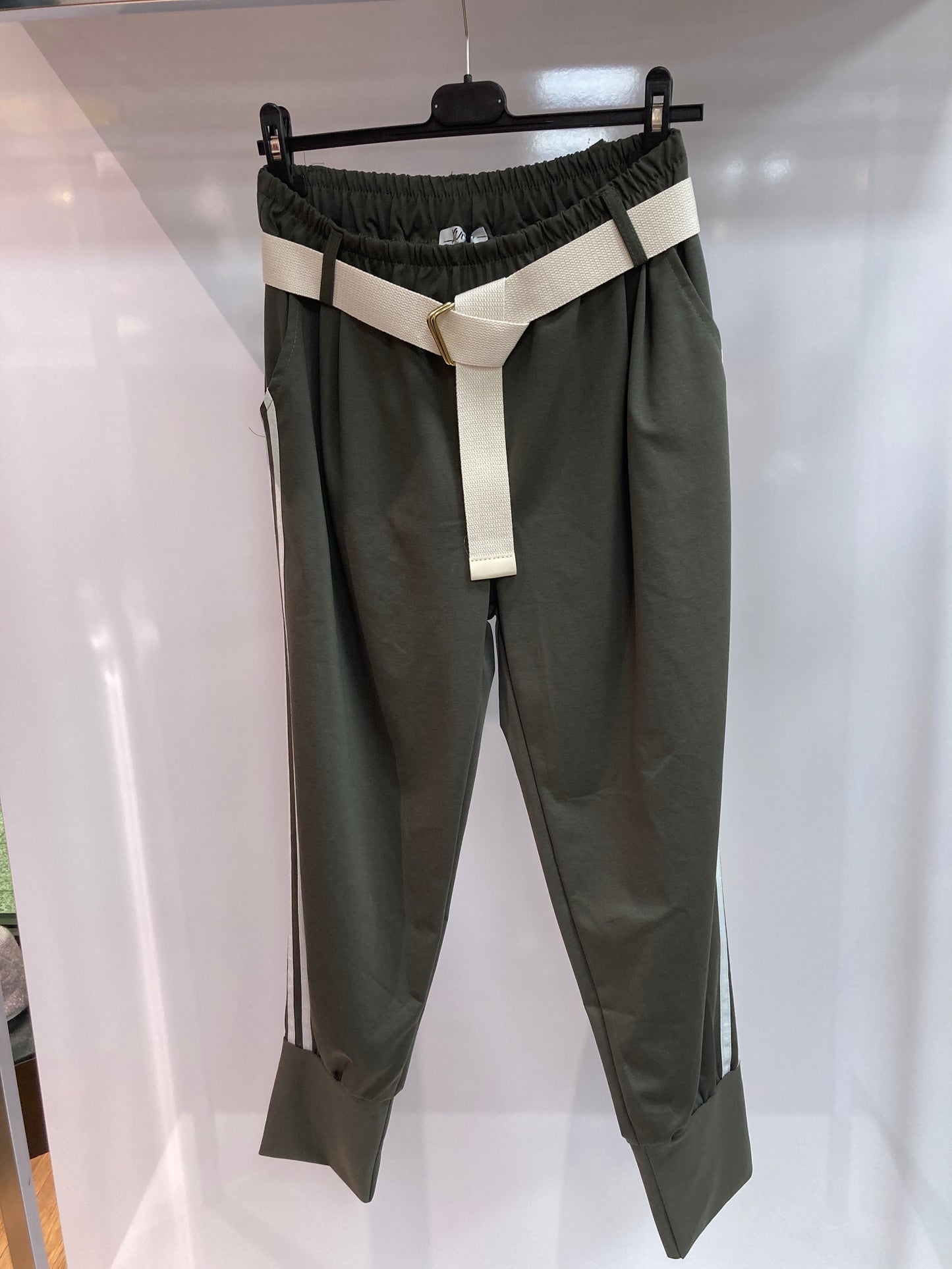 Hose mit Streifen und Gürtel