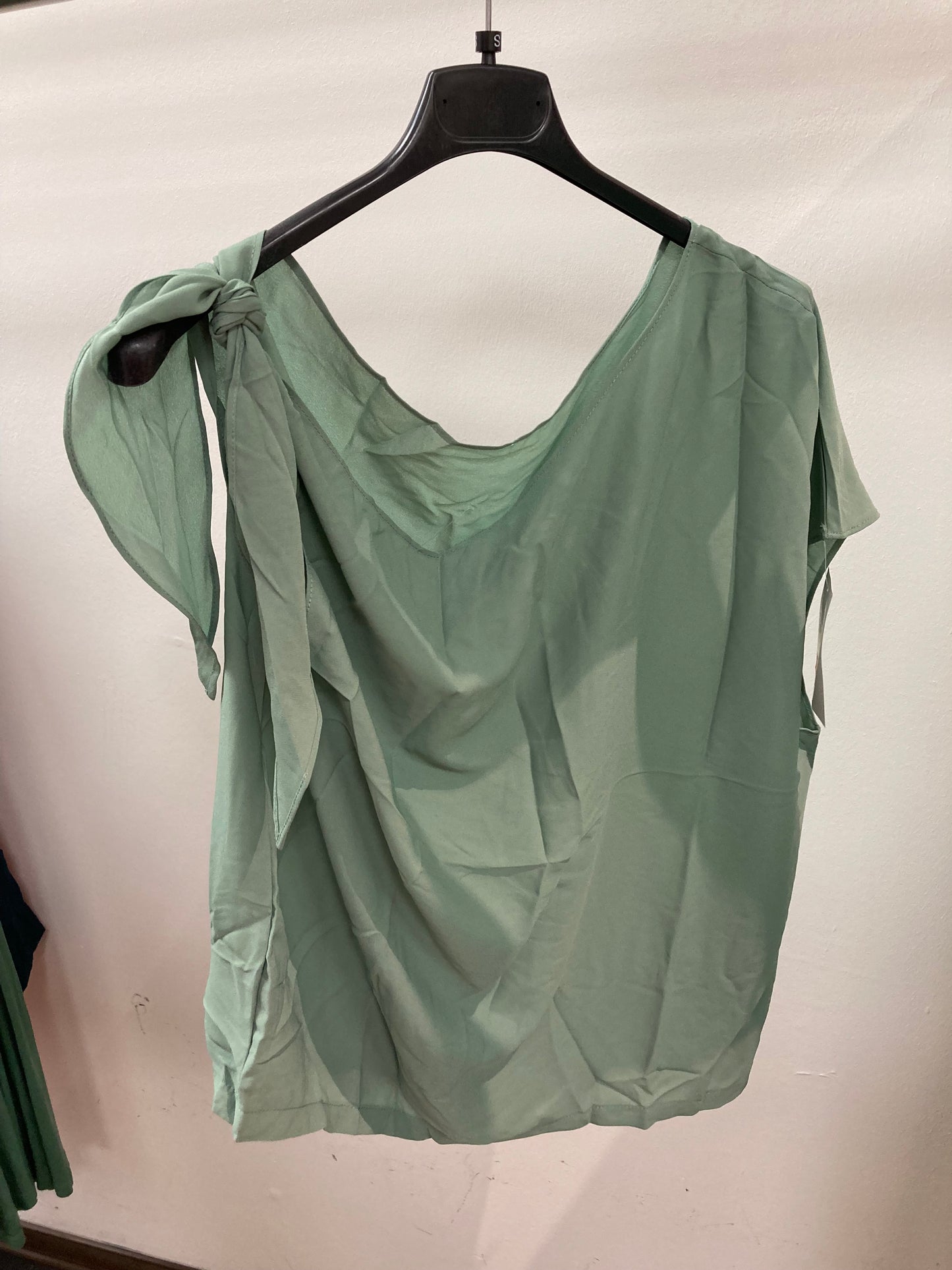 Top mit Knoten an der Schulter