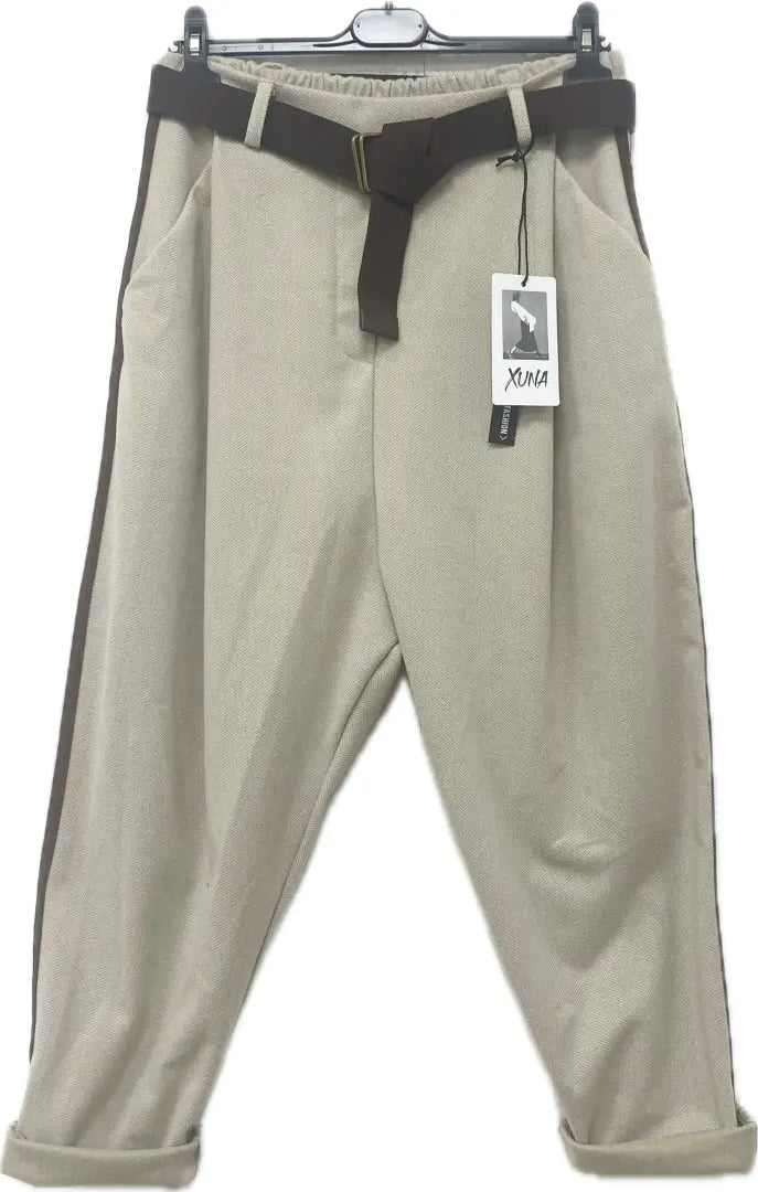 Hose mit Streifen und Gürtel