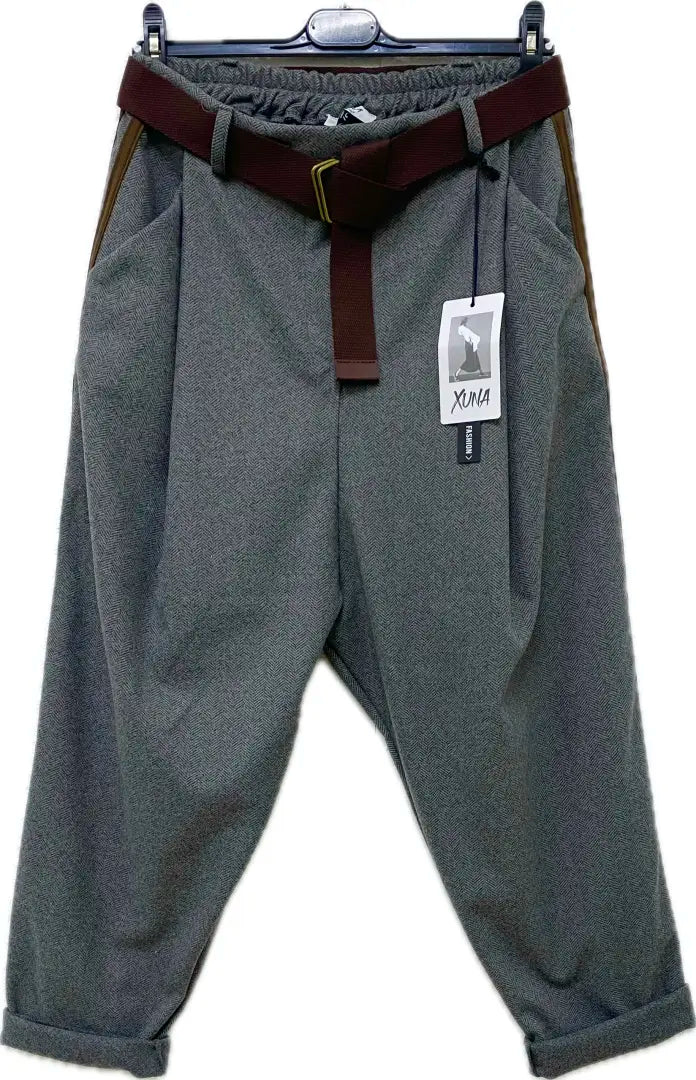 Hose mit Streifen und Gürtel