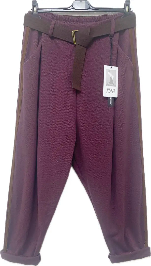 Hose mit Streifen und Gürtel