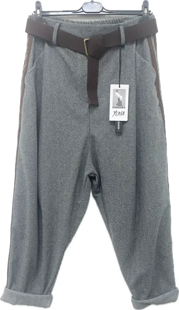 Hose mit Streifen und Gürtel